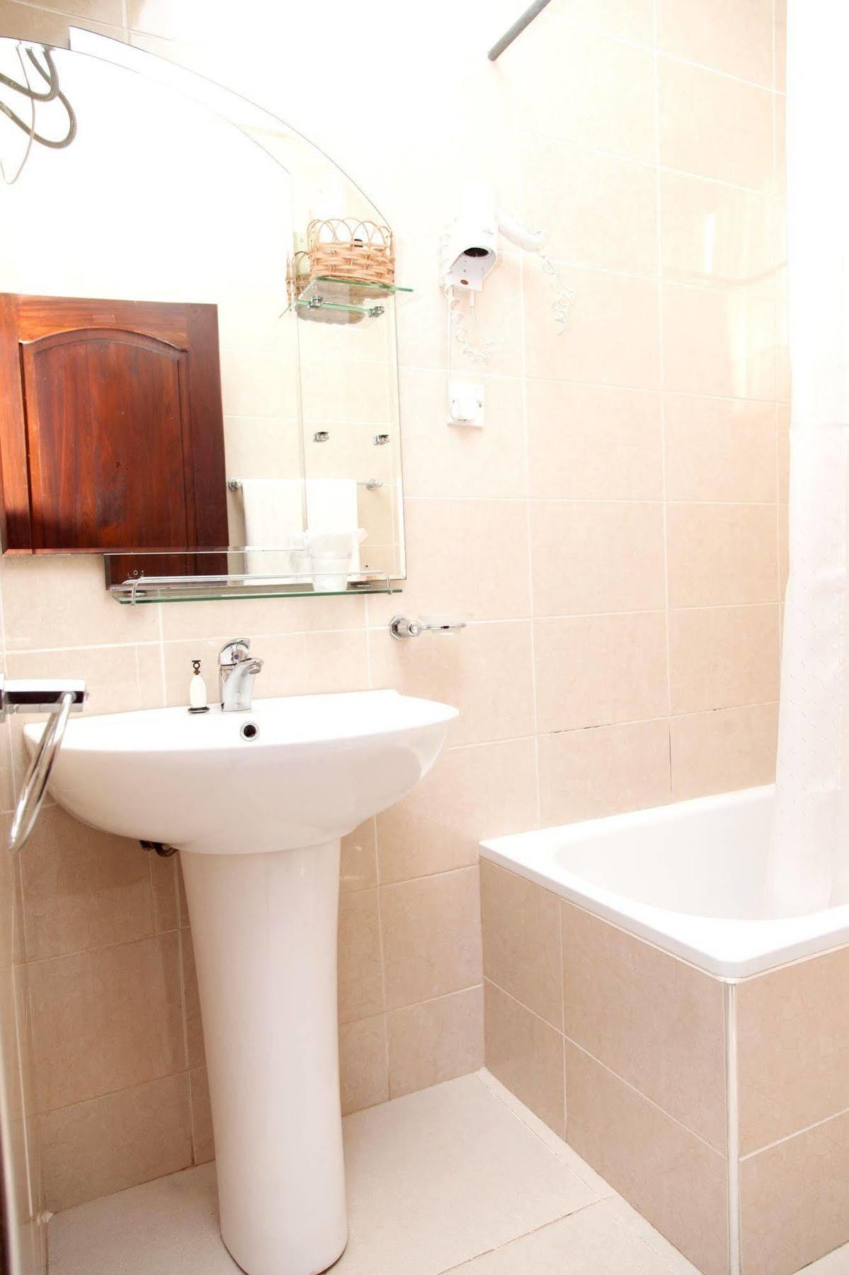 Mahogany Lodge, Cantonments Accra Exterior photo